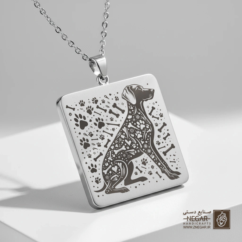 گردنبند طرح سگ وایمارانر نشسته با پترن بدن (حکاکی لیزری فایبر، مدل قاب مربع) کد 503805