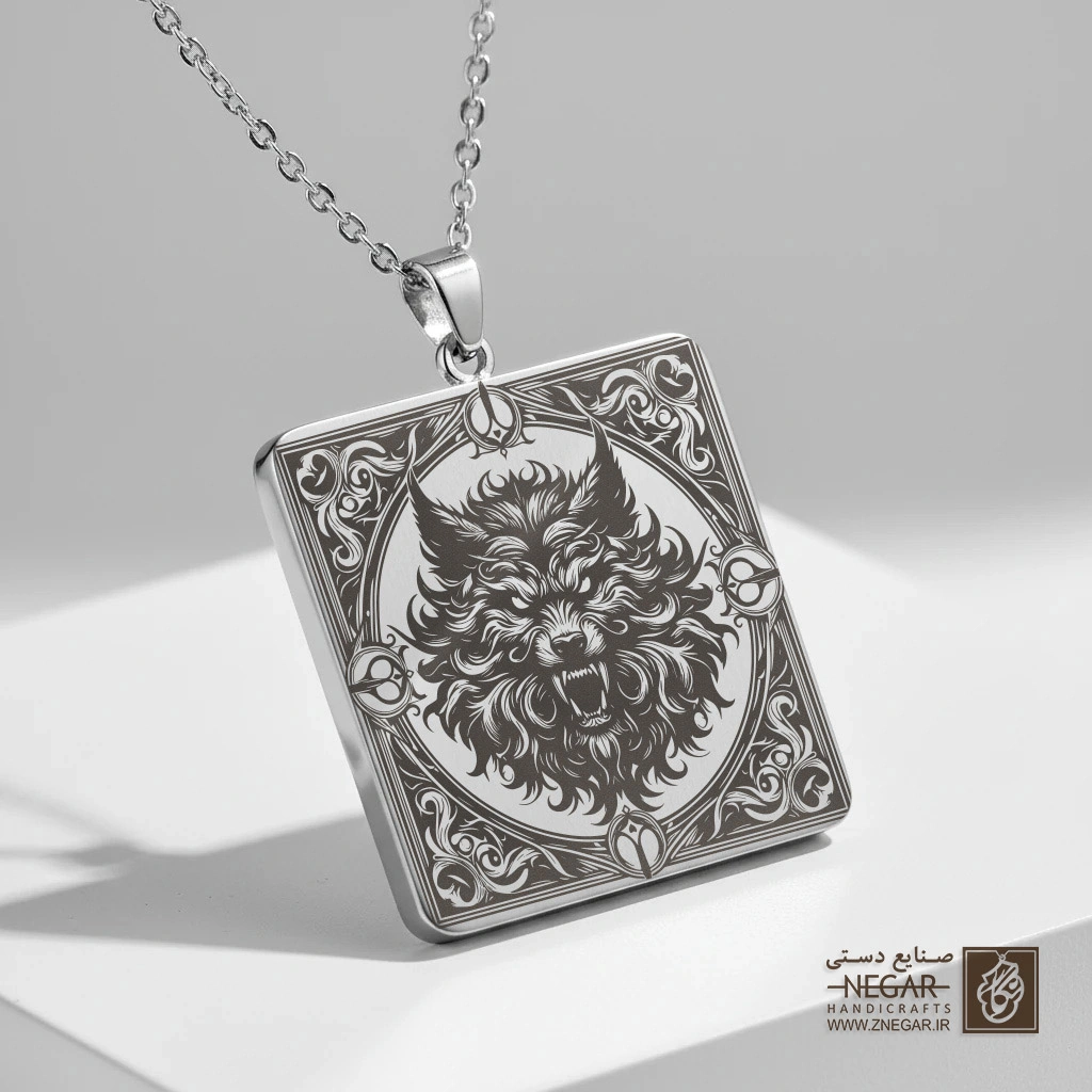 گردنبند طرح سر گرگینه در قاب خورشیدی (حکاکی لیزری فایبر، مدل قاب مربع) کد 503811