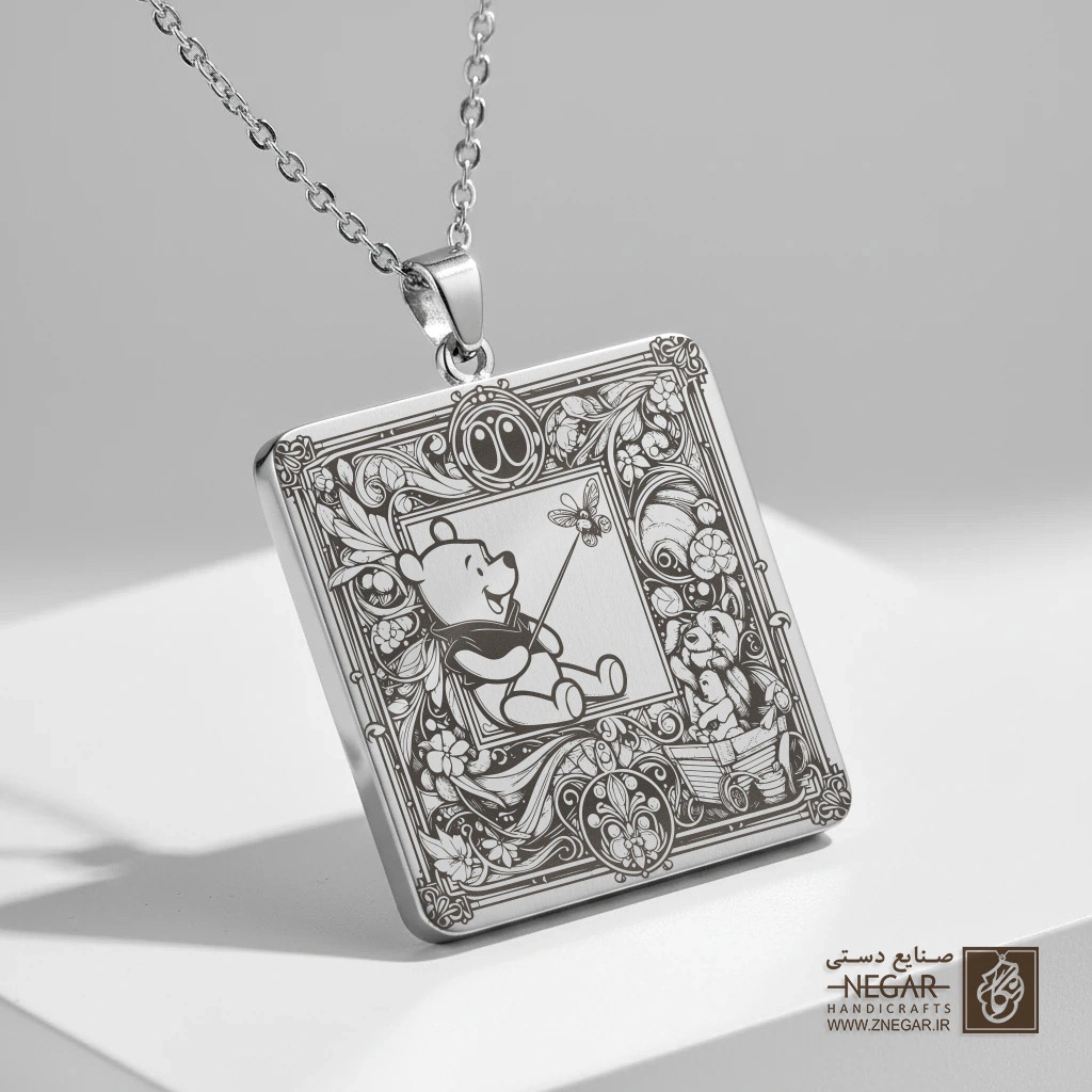 گردنبند طرح وینی پوه در قاب مربعی (حکاکی لیزری فایبر، مدل قاب مربع) کد 503836