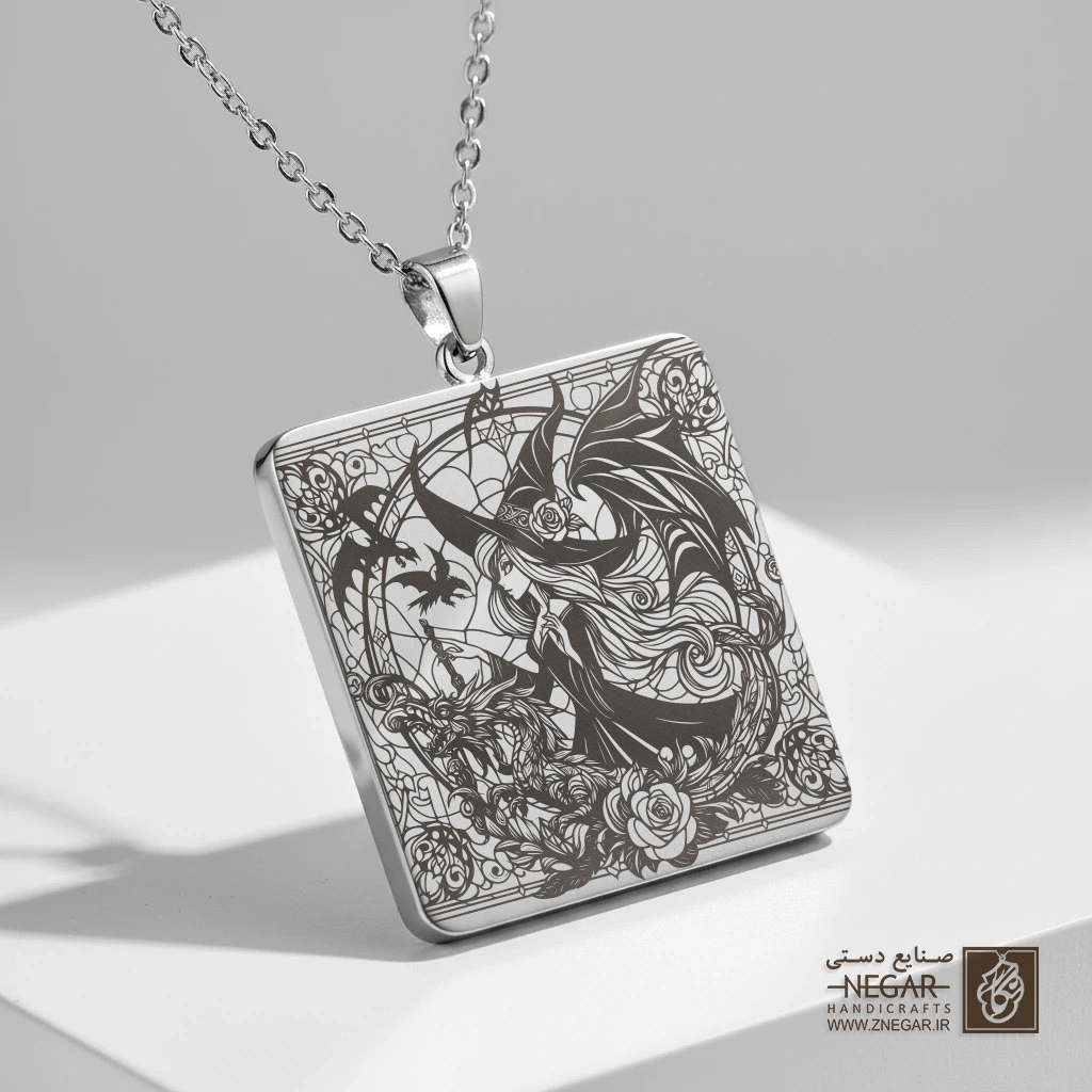 گردنبند طرح نیم‌رخ جادوگر و پرندگان (حکاکی لیزری فایبر، مدل قاب مربع) کد 503850
