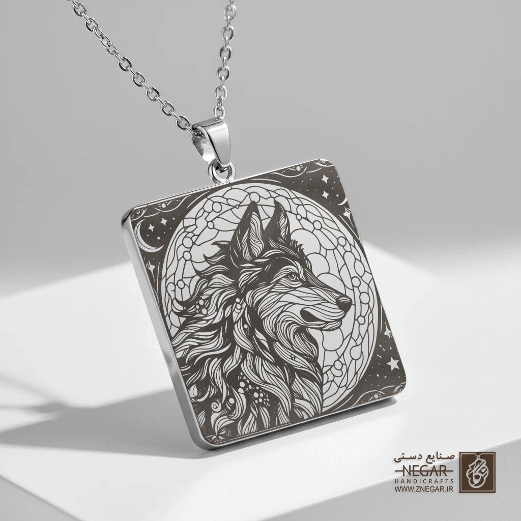 گردنبند طرح چهره گرگ در ماه (Wolf ) (حکاکی لیزری فایبر، مدل قاب مربع) کد 503875