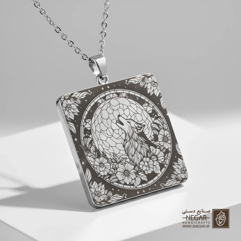 گردنبند طرح گرگ در حال زوزه و قاب اسلیمی (حکاکی لیزری فایبر، مدل قاب مربع) کد 503877