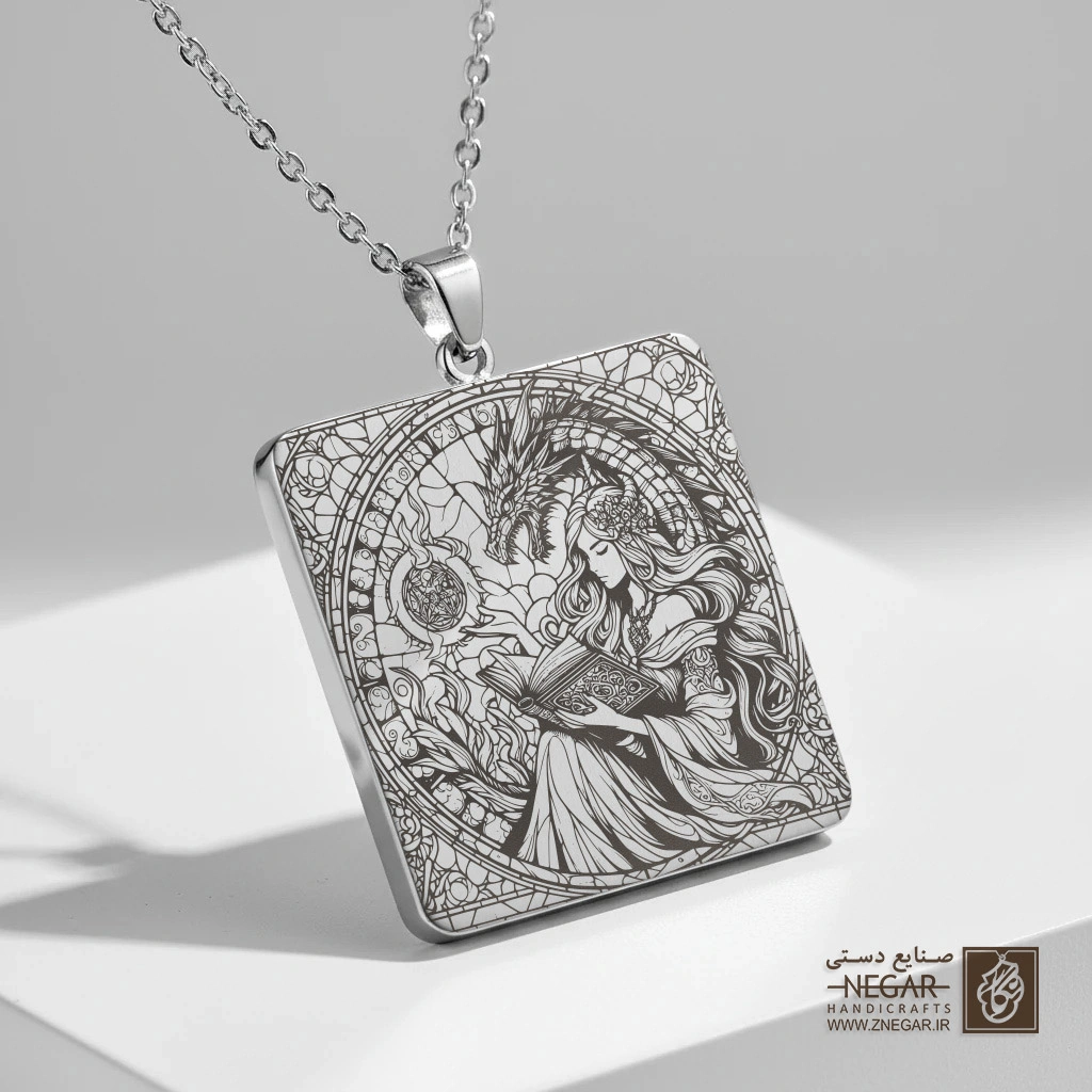 گردنبند طرح ساحره کتاب‌خوان و اژدها (حکاکی لیزری فایبر، مدل قاب مربع) کد 503880