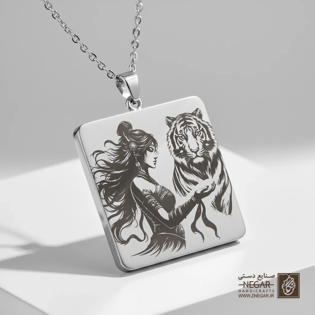 گردنبند طرح زن جنگجو و ببر خروشان (حکاکی لیزری فایبر، مدل قاب مربع) کد 503900