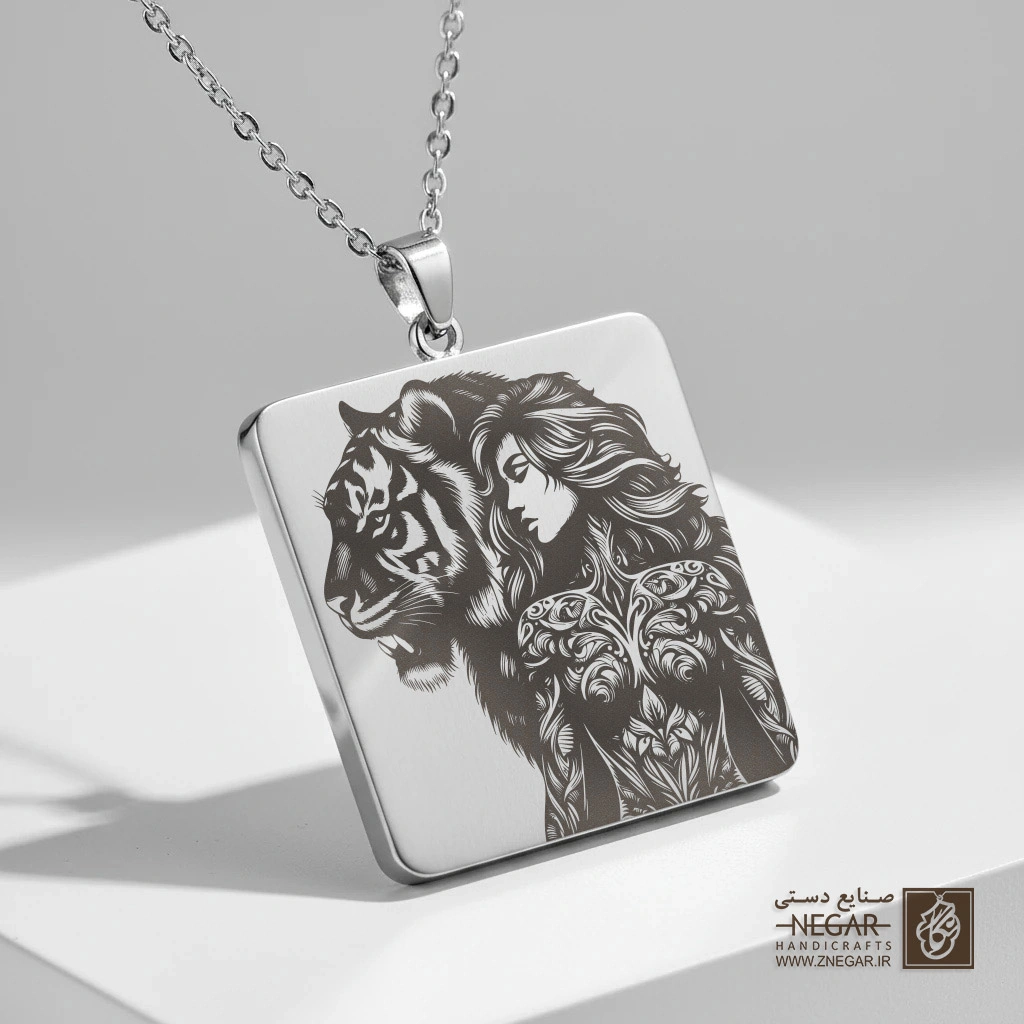 گردنبند طرح زن با تتو ببر و نقوش بدن (حکاکی لیزری فایبر، مدل قاب مربع) کد 503902