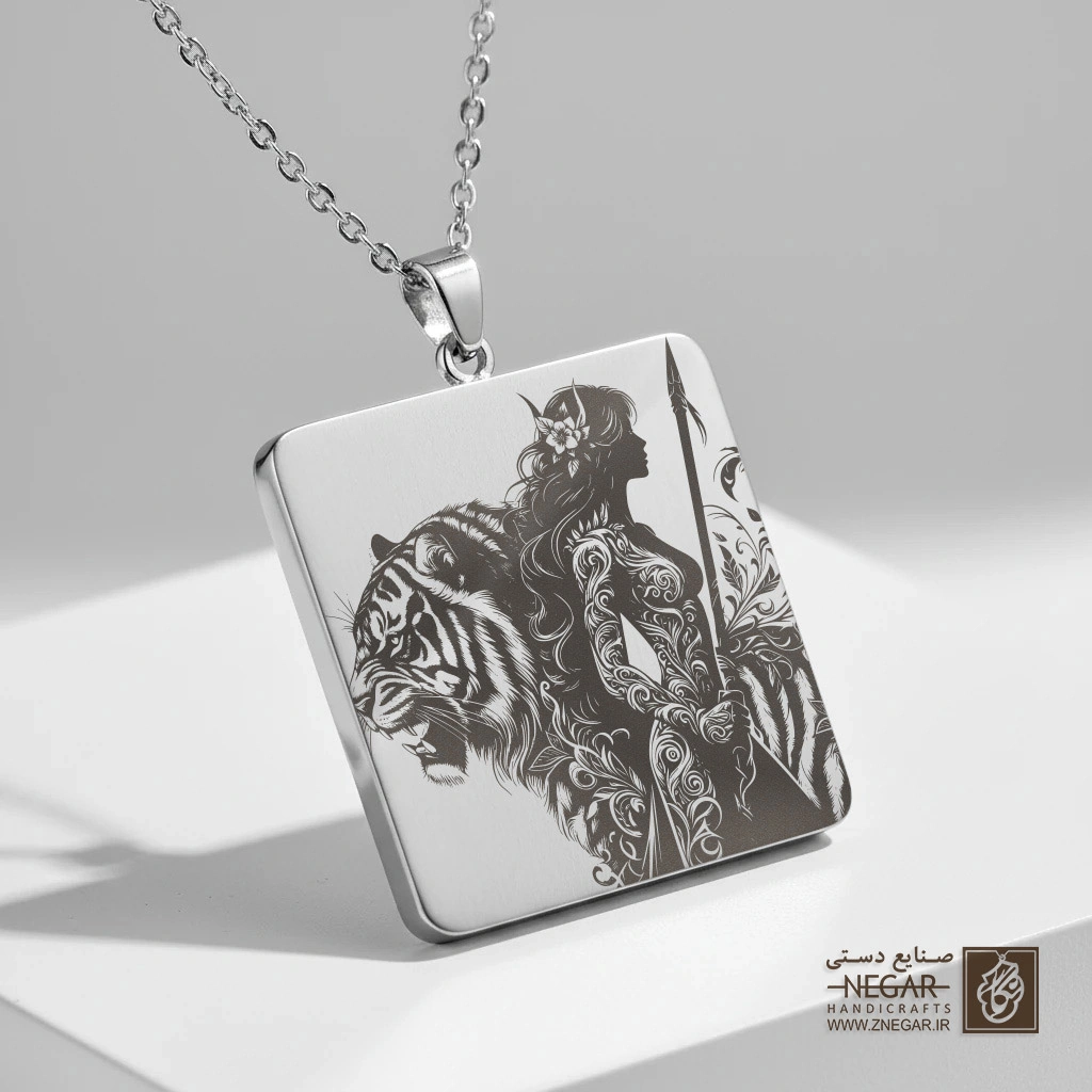 گردنبند طرح زن نیزه‌دار و ببر وحشی (حکاکی لیزری فایبر، مدل قاب مربع) کد 503903