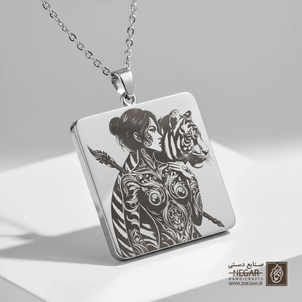 گردنبند طرح پرتره زن و ببر اسلیمی (حکاکی لیزری فایبر، مدل قاب مربع) کد 503904