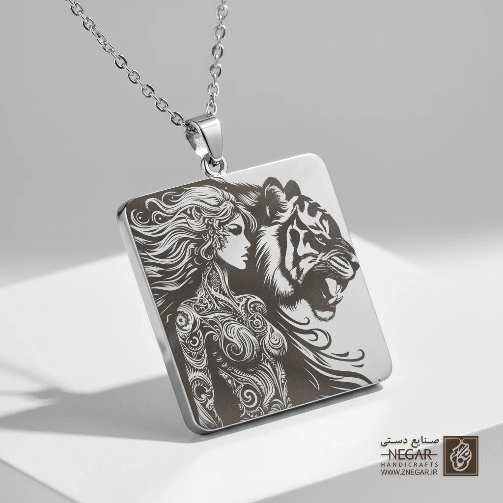 گردنبند طرح زن با تزیینات گیاهی و ببر (حکاکی لیزری فایبر، مدل قاب مربع) کد 503907