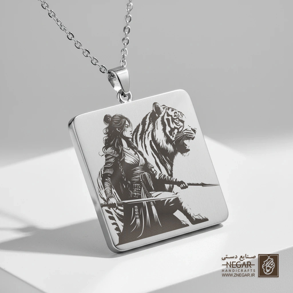 گردنبند طرح زن کماندار و ببر (حکاکی لیزری فایبر، مدل قاب مربع) کد 503908