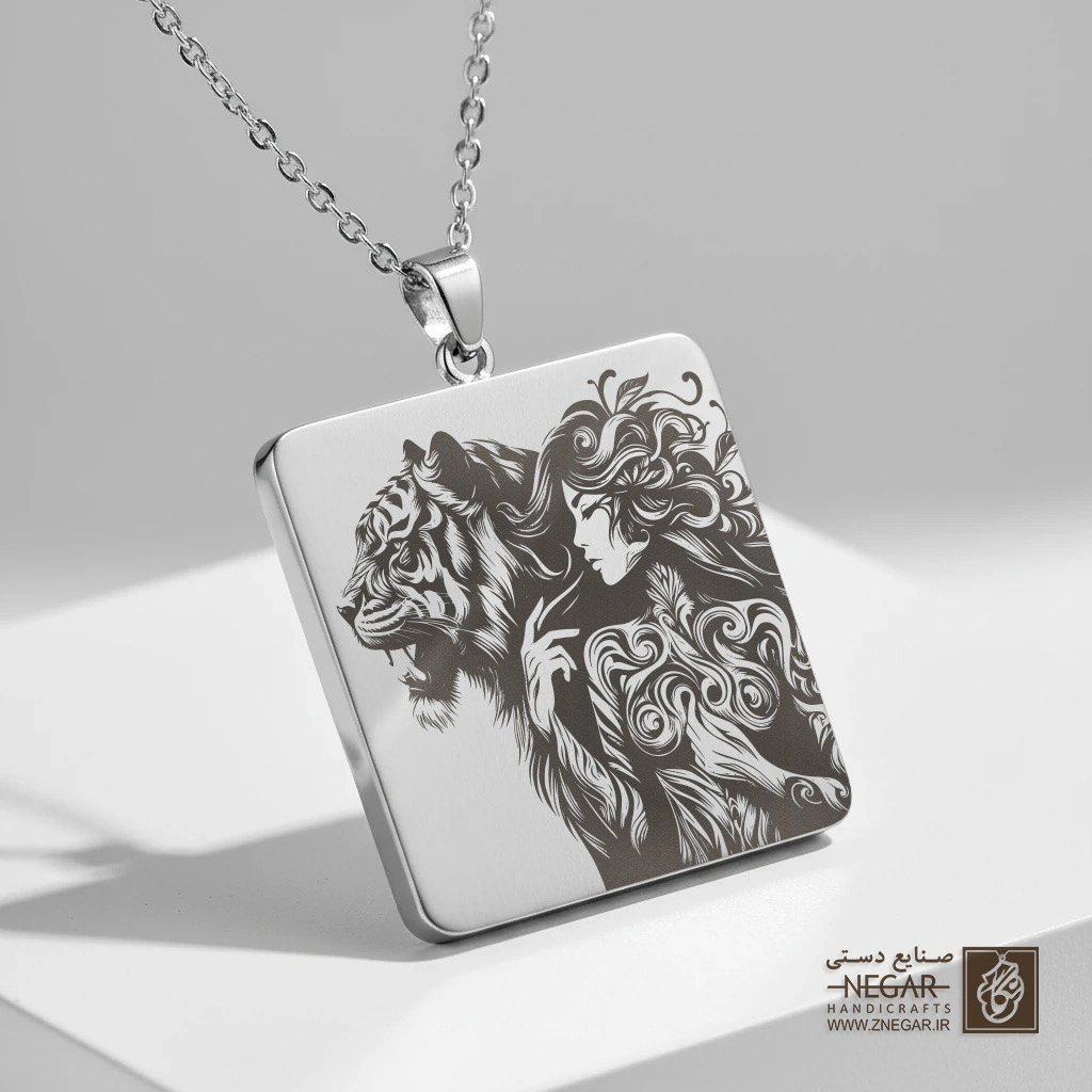 گردنبند طرح زن و ببر کلاسیک (حکاکی لیزری فایبر، مدل قاب مربع) کد 503911