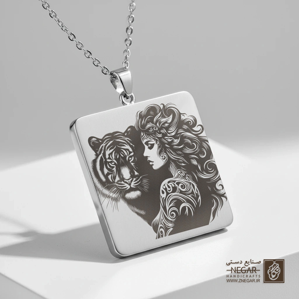 گردنبند طرح چهره زن و ببر در قاب (حکاکی لیزری فایبر، مدل قاب مربع) کد 503912