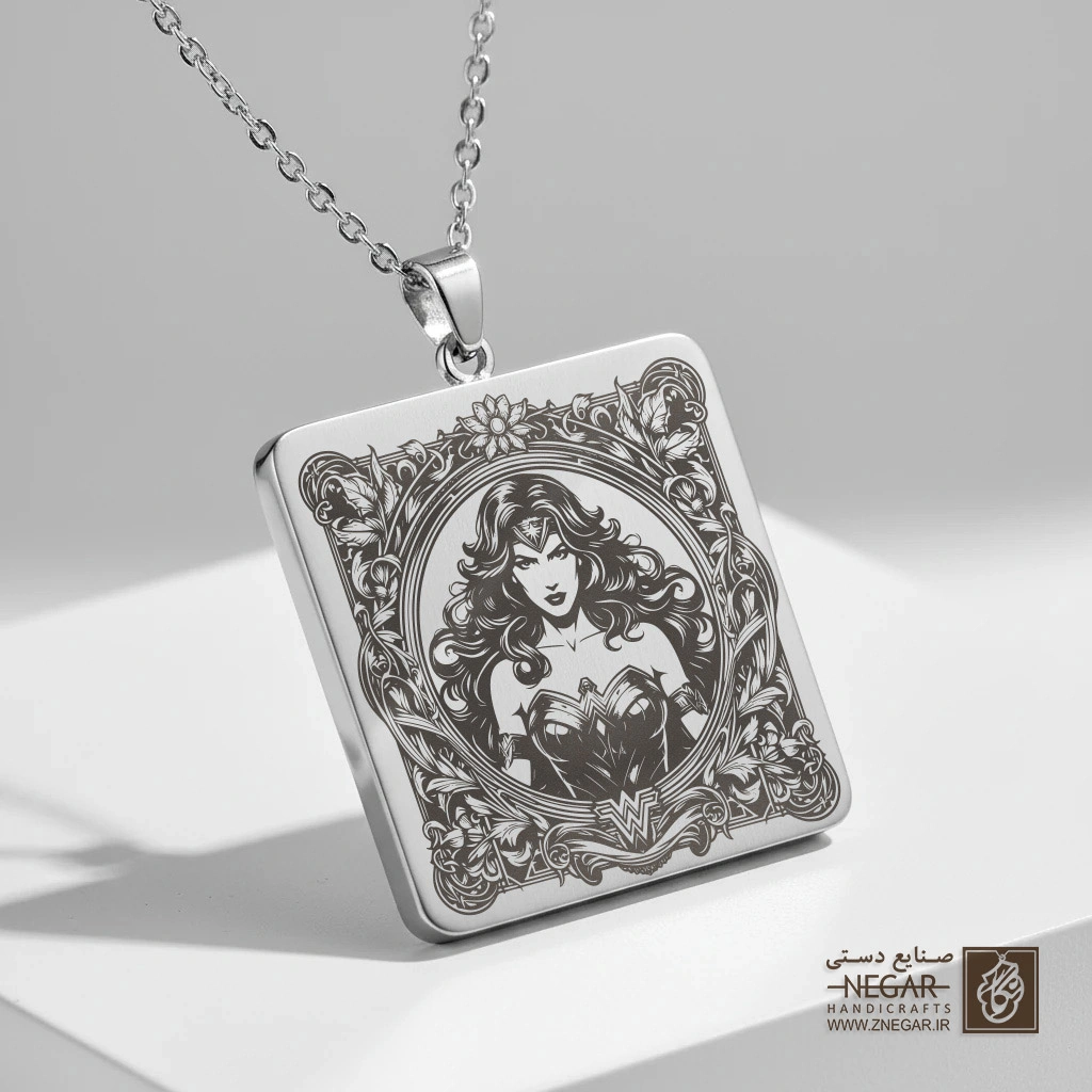 گردنبند طرح واندر وومن در قاب دایره (حکاکی لیزری فایبر، مدل قاب مربع) کد 503914