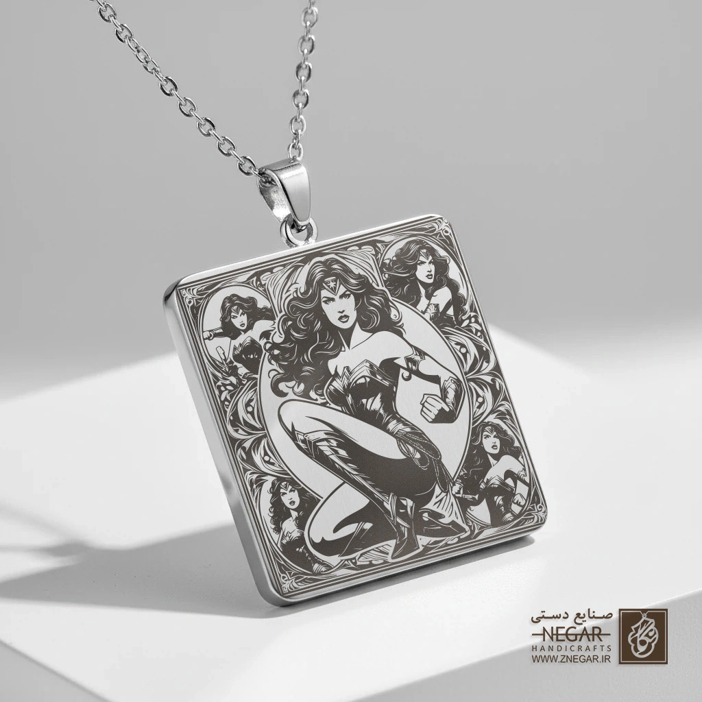 گردنبند طرح واندر وومن کلاسیک  (حکاکی لیزری فایبر، مدل قاب مربع) کد 503921