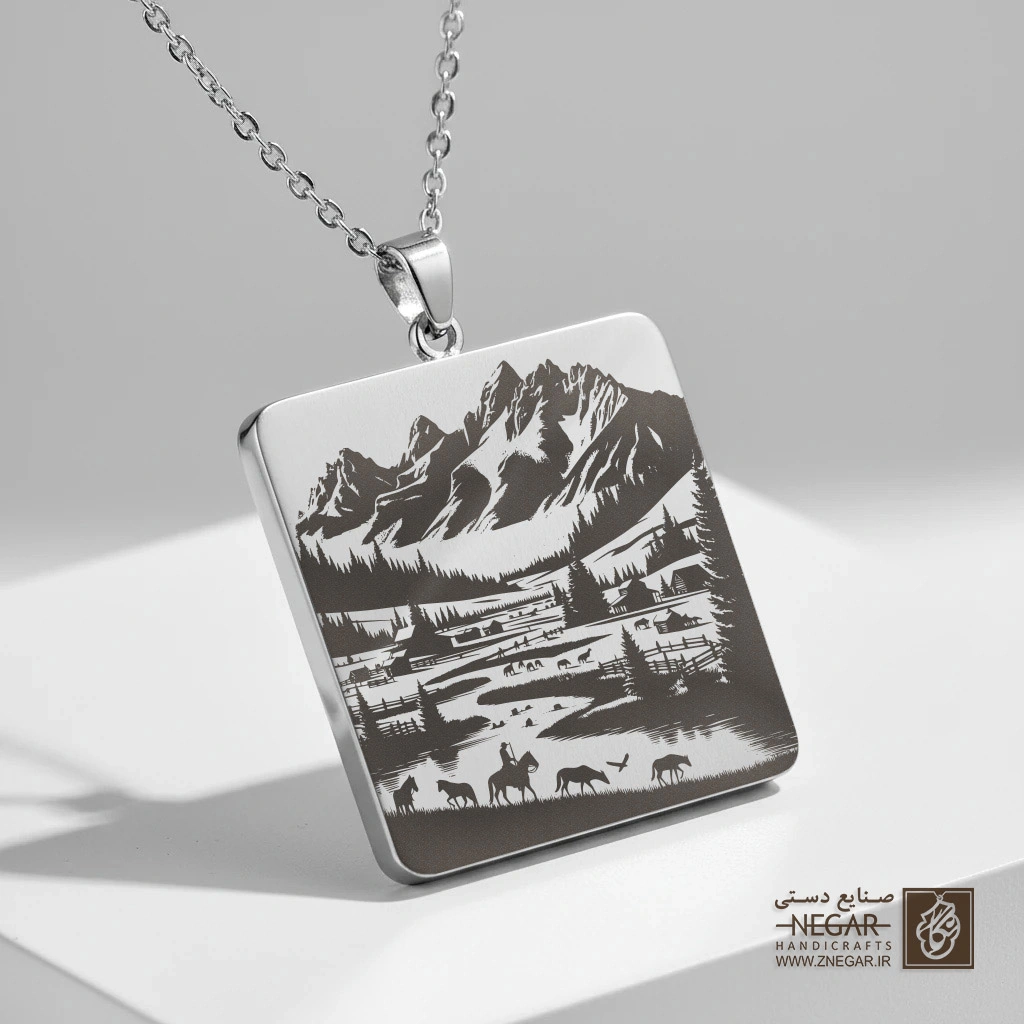 گردنبند طرح اسب‌سوار در کوهستان یلوستون (حکاکی لیزری فایبر، مدل قاب مربع) کد 503927