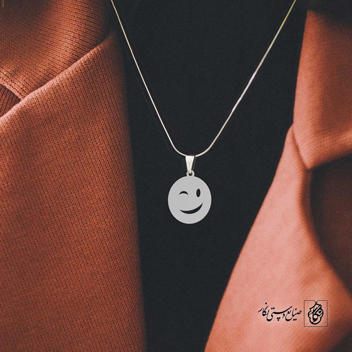 پلاک ایموجی چشمک کد 40549