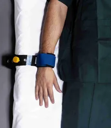 دستبند نگهدارنده بیمار بر روی تخت 