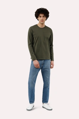 تیشرت آستین بلند مردانه استایل نسبتاً جذب رنگ سبز تولید پاتن جامه می باشد. جنس تیشرت صد در صد پنبه م