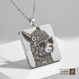 گردنبند طرح تابلو آلپاکا با عینک آفتابی (Alpaca Sunglasses) (حکاکی لیزری فایبر، مدل قاب مربع) کد 500
