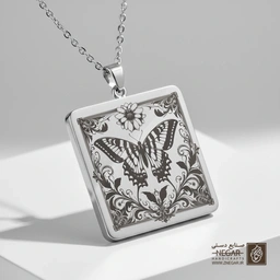 گردنبند طرح پروانه آینه‌ای (حکاکی لیزری فایبر، مدل قاب مربع) کد 500467