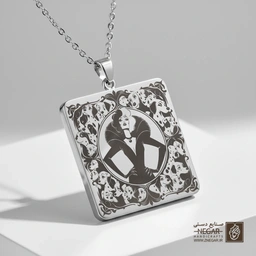 گردنبند طرح گرافیکی کروئلا در کادر (حکاکی لیزری فایبر، مدل قاب مربع) کد 500776