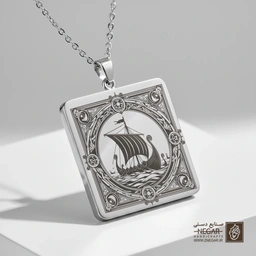 گردنبند طرح قایق تک‌بادبان در دریا (حکاکی لیزری فایبر، مدل قاب مربع) کد 500797