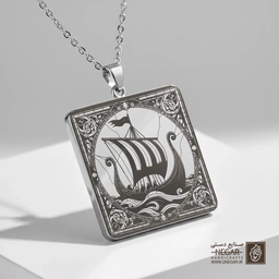 گردنبند طرح کشتی چوبی قدیمی (حکاکی لیزری فایبر، مدل قاب مربع) کد 500819