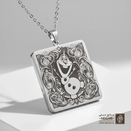 گردنبند طرح اولاف (Olaf) در میان گل‌ها (حکاکی لیزری فایبر، مدل قاب مربع) کد 501343