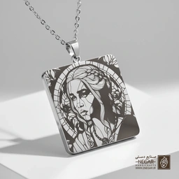 گردنبند طرح دنریس تارگرین با جزئیات بالا (حکاکی لیزری فایبر، مدل قاب مربع) کد 501385