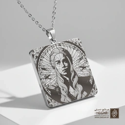 گردنبند طرح دنریس در قاب ماندالا (حکاکی لیزری فایبر، مدل قاب مربع) کد 501399