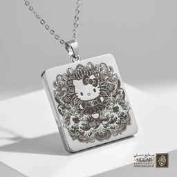 گردنبند طرح هلو کیتی در میان گل‌ها (حکاکی لیزری فایبر، مدل قاب مربع) کد 501834