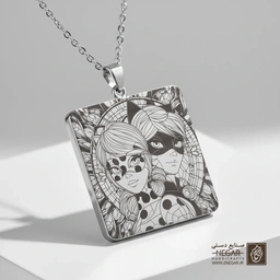 گردنبند طرح لیدی‌باگ و کت‌نوار (نیم‌رخ) (حکاکی لیزری فایبر، مدل قاب مربع) کد 502326