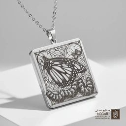 گردنبند طرح پروانه مونارک و کرم ابریشم (حکاکی لیزری فایبر، مدل قاب مربع) کد 502352