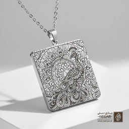 گردنبند طرح طاووس با دم باز (حکاکی لیزری فایبر، مدل قاب مربع) کد 502565