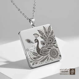 گردنبند طرح طاووس فانتزی (حکاکی لیزری فایبر، مدل قاب مربع) کد 502570