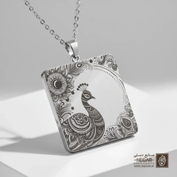 گردنبند طرح طاووس در قاب خورشید (حکاکی لیزری فایبر، مدل قاب مربع) کد 502575