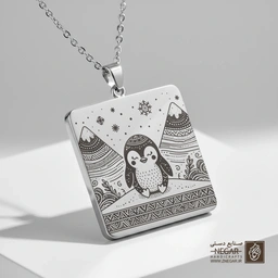 گردنبند طرح پنگوئن در قطب (حکاکی لیزری فایبر، مدل قاب مربع) کد 502577