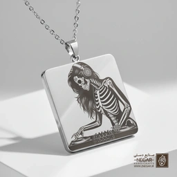 گردنبند طرح اسکلت دختر با هدفون (حکاکی لیزری فایبر، مدل قاب مربع) کد 503013