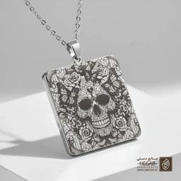 گردنبند طرح جمجمه مکزیکی و تزئینات گل (حکاکی لیزری فایبر، مدل قاب مربع) کد 503061