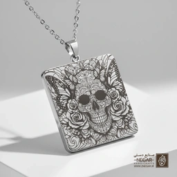 گردنبند طرح جمجمه و پروانه در میان رزها (حکاکی لیزری فایبر، مدل قاب مربع) کد 503062