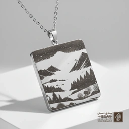 گردنبند طرح قله‌های نوک‌تیز و دره برفی (حکاکی لیزری فایبر، مدل قاب مربع) کد 503147
