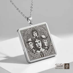 گردنبند طرح پرتره سه شخصیت محبوب در قاب لوزی (حکاکی لیزری فایبر، مدل قاب مربع) کد 503458