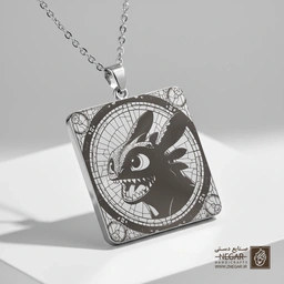 گردنبند طرح پرتره بی‌دندان (How to Train Your Dragon) (حکاکی لیزری فایبر، مدل قاب مربع) کد 503598