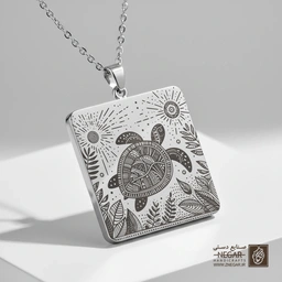 گردنبند طرح لاک‌پشت و گیاهان دریایی (حکاکی لیزری فایبر، مدل قاب مربع) کد 503680