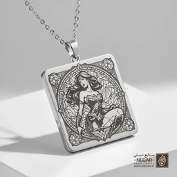 گردنبند طرح واندر وومن آماده نبرد (حکاکی لیزری فایبر، مدل قاب مربع) کد 503915