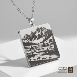گردنبند طرح اسب‌سوار در کوهستان یلوستون (حکاکی لیزری فایبر، مدل قاب مربع) کد 503927